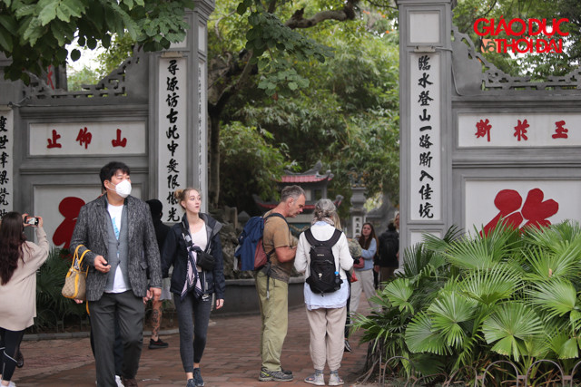 Tại Đền Ngọc Sơn trong sáng nay đã đón rất đông khách du lịch.