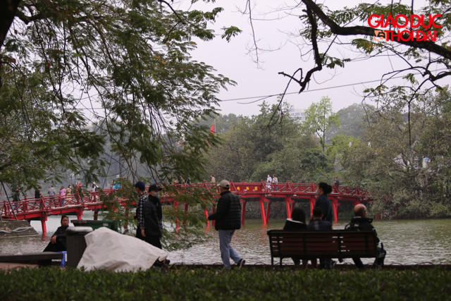 Rất đông người dân và khách du lịch đã đến đây.