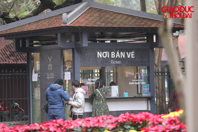 Do là ngày trong tuần nên lượng khách vào Văn Miếu không đông.