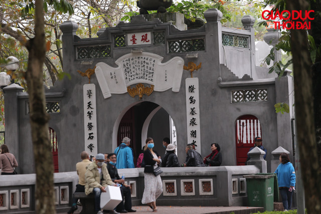 Đền Ngọc Sơn được bắt đầu mở cửa lúc 8h sáng ngày hôm nay 6/2.