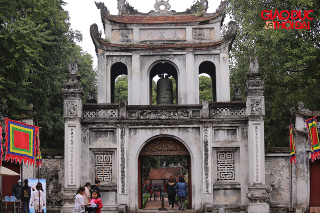 Trong sáng ngày hôm nay 6/2, di tích Văn Miếu- Quốc Tử Giám chính thử mở cửa đón khách tham quan trở lại.