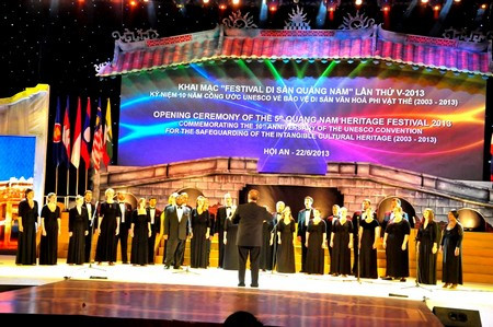 Đoàn hợp xướng Mỹ đạt giải nhất Cuộc thi liên hoan hợp xướng lần 2/2013 biểu diễn trong đêm khai mạc Festival