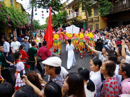 Lễ hội đường phố đầy sắc màu ở phố cổ Hội An trong ngày diễn ra Lễ khai mạc