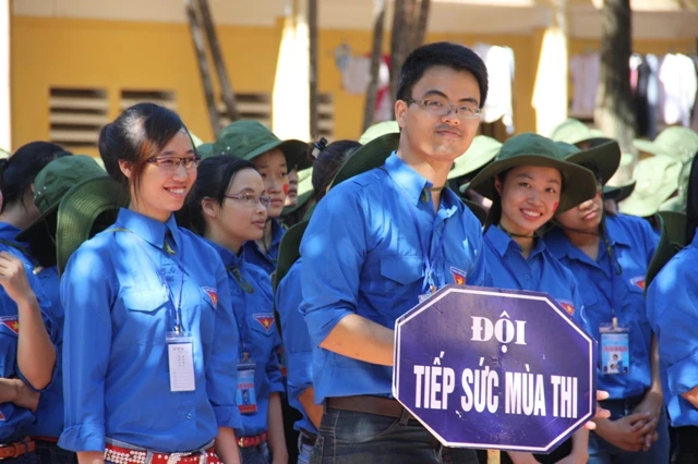 Áo xanh tình nguyện tiếp sức mùa thi