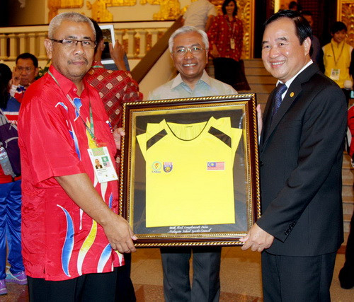 Trưởng đoàn Malaysia - Mahmud Karin chúc mừng sự tiền bộ của Đoàn thể thao HS VN tại Đại hội lần thứ 5