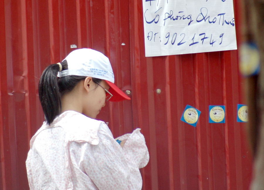 Sinh viên chật vật tìm phòng trọ. Ảnh: X.L Sinh viên chật vật tìm phòng trọ. Ảnh: X.L