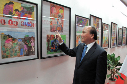 Phó Thủ tướng Nguyễn Xuân Phúc rất thú vị trước những ý tưởng ngộ nghĩnh được các em thể hiện trên tranh vẽ