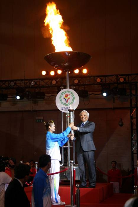 Phó Chủ tịch Quốc hội Uông Chu Lưu thắp sáng đài lửa Đại hội Phó Chủ tịch Quốc hội Uông Chu Lưu thắp sáng đài lửa Đại hội