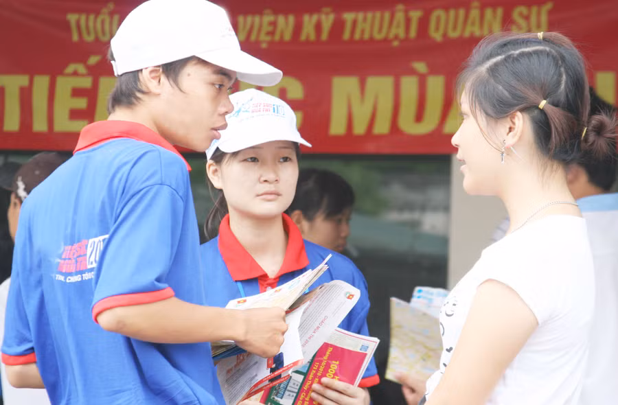 Sinh viên tình nguyện nhiệt tình hướng dẫn sĩ tử đến điểm trọ, điểm thi