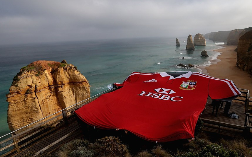 Chiếc áo khổng lồ của đội bóng chày British & Irish Lions tại Melbourne (Australia) A huge British & Irish Lions rugby shirt was unveiled at the 12 Apostles near Melbourne, Australia
