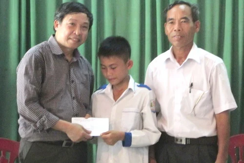 Sở GD&amp;ĐT Nghệ An trao thưởng cho em Lê Văn Được
