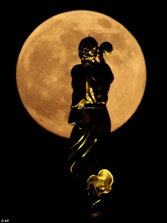 A statue of the Angel Moroni on top a Latter-day Saints temple is silhouetted against the rising moon in Kansas City, Mo. Read more: http://www.dailymail.co.uk/news/article-2346857/Supermoon-June-2013-Amazing-pictures-solar-systems-best-lunar-weekend.html#ixzz2X62Rm3fR Follow us: @MailOnline on Twitter | DailyMail on Facebook