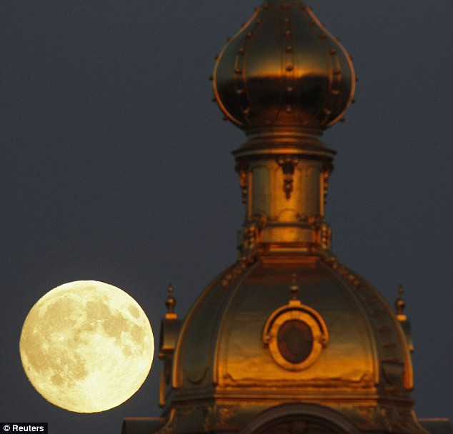 The moon rises behind the Peter and Pawel Fortress in St. Petersburg, Russia Read more: http://www.dailymail.co.uk/news/article-2346857/Supermoon-June-2013-Amazing-pictures-solar-systems-best-lunar-weekend.html#ixzz2X64EZAPX Follow us: @MailOnline on Twitter | DailyMail on Facebook