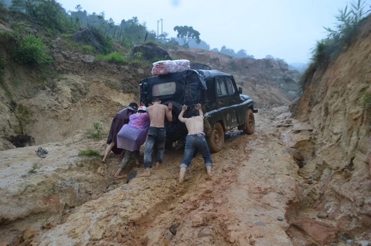 Cháo thay cơm vì nặng tình con chữ