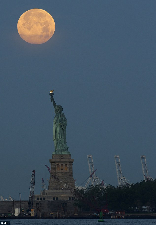 The supermoon sets over the Statue of Liberty, N.Y. Read more: http://www.dailymail.co.uk/news/article-2346857/Supermoon-June-2013-Amazing-pictures-solar-systems-best-lunar-weekend.html#ixzz2X60h9gtY Follow us: @MailOnline on Twitter | DailyMail on Facebook
