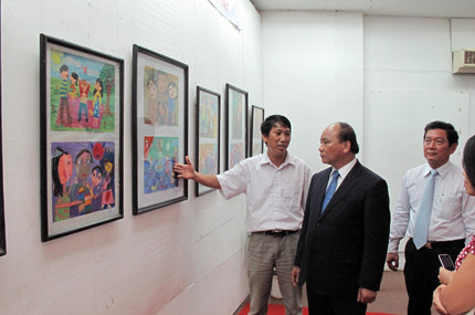 BTC cuộc thi vẽ tranh giới thiệu với Phó thủ tướng Nguyễn Xuân Phúc về các bức tranh đoạt giải.