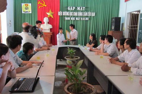 Ông Võ Văn Dũng, PBT Huyện ủy Thanh Chương trao Giấy khen cho em Được