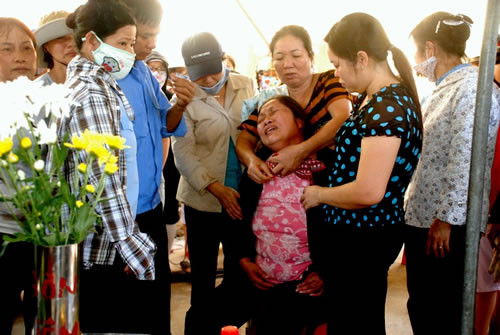 Mẹ của cô giáo Thủy vật vã đau đớn trước sự ra đi của con gái và cháu ngoại Mẹ của cô giáo Thủy vật vã đau đớn trước sự ra đi của con gái và cháu ngoại