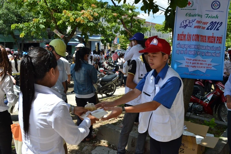 12.000 suất cơm miễn phí cho thí sinh thi ĐH tại Huế