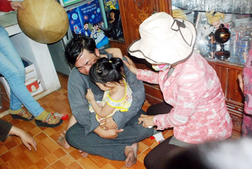 Thầy giáo Phạm Công Hải - chồng cô giáo Mai ôm đứa con gái 6 tuổi bên quan tài của vợ Thầy giáo Phạm Công Hải-chồng của cô giáo Mai ôm đứa con gái 6 tuổi bên quan tài của vợ