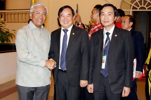 Ngài Hawazi Daipi chúc mừng và cám ơn Thứ trưởng Trần Quang Quý – Trưởng BTC về những thành công của Đại hội 