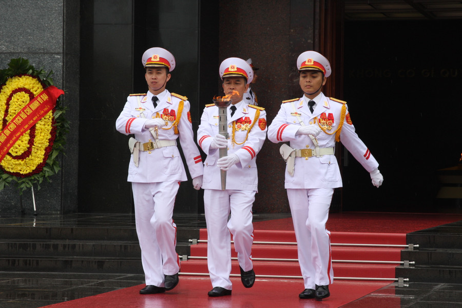Lửa thiêng được các đồng chí cảnh vệ xin từ Lăng Chủ tịch Hồ Chí Minh Lửa thiêng được các đồng chí cảnh vệ xin từ Lăng Chủ tịch Hồ Chí Minh