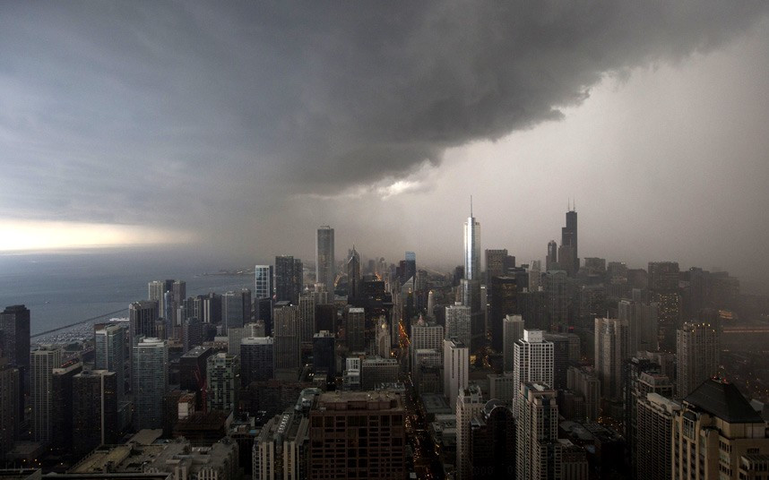 Mây bão tại Chicago (Mỹ) A thunderstorm with heavy rains approaches downtown Chicago