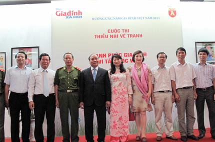 Phó Thủ tướng Nguyễn Xuân Phúc và các đại biểu chụp ảnh lưu niệm cùng BTC cuộc thi vẽ tranh