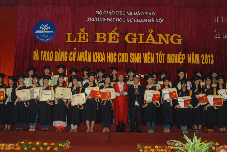 Gần 2000 sinh viên sư phạm nhận bằng cử nhân khoa học