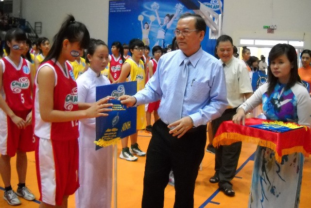 . Phó Chủ tịch UBND TP Cần Thơ trao cờ lưu niệm cho các đội . Phó chủ tịch UBND TP Cần Thơ trao cờ lưu niệm cho các đội