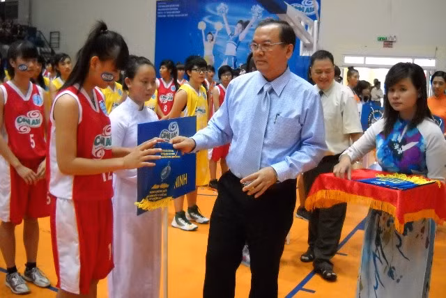 . Phó chủ tịch UBND TP Cần Thơ trao cờ lưu niệm cho các đội