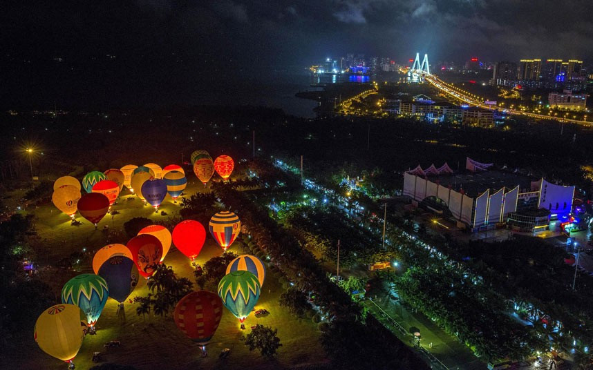 Khinh khí cầu tham gia vào một lễ hội ở đảo Hải Nam (Trung Quốc) Hot air balloons are seen taking part in a festival in Haikou, Hainan Island, China
