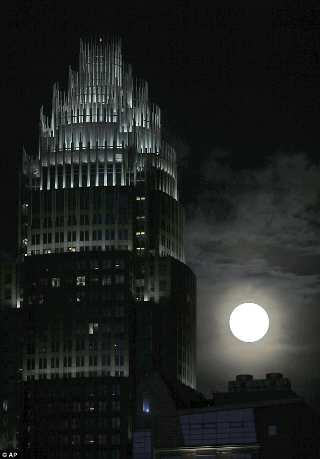 A full moon rises beside the Bank of America corporate headquarters in downtown Charlotte, N.C. Read more: http://www.dailymail.co.uk/news/article-2346857/Supermoon-June-2013-Amazing-pictures-solar-systems-best-lunar-weekend.html#ixzz2X62eUTJh Follow us: @MailOnline on Twitter | DailyMail on Facebook