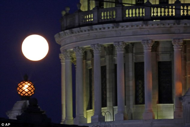 The incredible moon sets by the exterior of the state Capitol in Jackson, Miss. Read more: http://www.dailymail.co.uk/news/article-2346857/Supermoon-June-2013-Amazing-pictures-solar-systems-best-lunar-weekend.html#ixzz2X6250TlC Follow us: @MailOnline on Twitter | DailyMail on Facebook