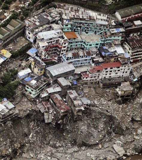Cảnh nhà cửa bị tàn phá vì mưa lũ ở Shrinagar (Ấn Độ) A view of houses damaged by monsoon rains in Shrinagar, India