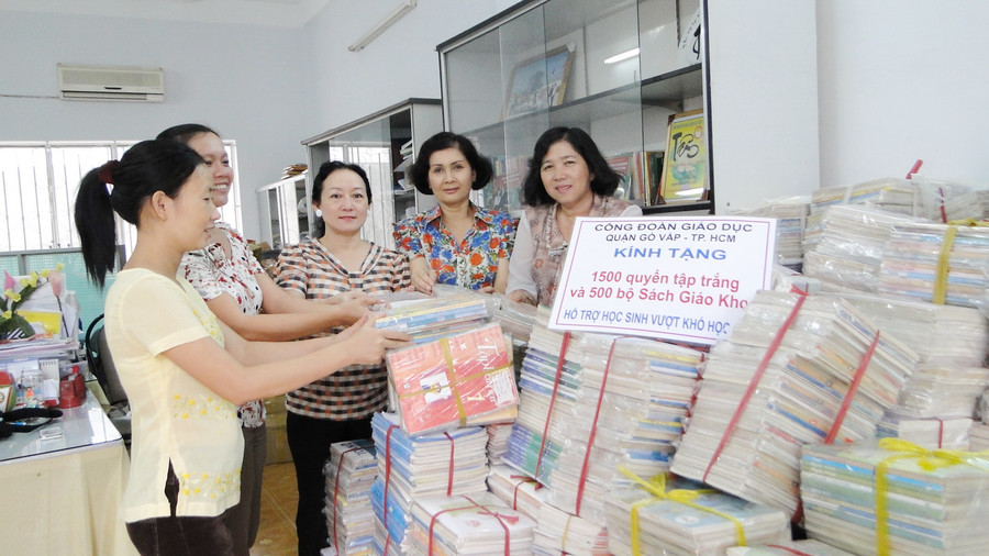 Các cô trong ban chấp hành Công đoàn giáo dục quận Gò Vấp đang lựa lại SGK cho học sinh để tặng cho Báo Giáo Dục và Thời Đại