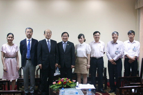 Thứ trưởng Trần Quang Quý chụp ảnh với ông Bunshichi Fujioka và các thành viên trong đoàn. Ảnh: An Bang Thứ trưởng Trần Quang Quý chụp ảnh với ông Bunshichi Fujioka và các thành viên trong đoàn. Ảnh: An Bang