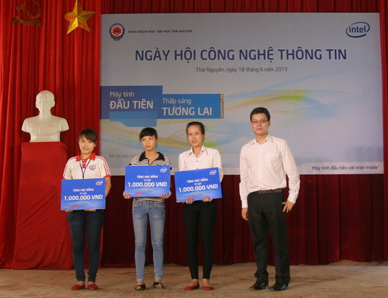 Ông Đặng Bảo Linh - Giám đốc phát triển kinh doanh công ty Intel Vietnam trao học bổng cho các sinh viên giỏi