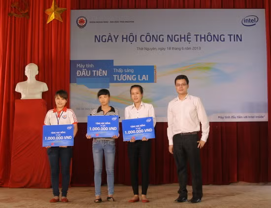 Ông Đặng Bảo Linh - Giám đốc phát triển kinh doanh công ty Intel Vietnam trao học bổng cho các sinh viên giỏi