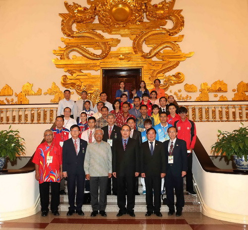 Các đại biểu chụp ảnh lưu niệm cùng Phó Thủ tướng