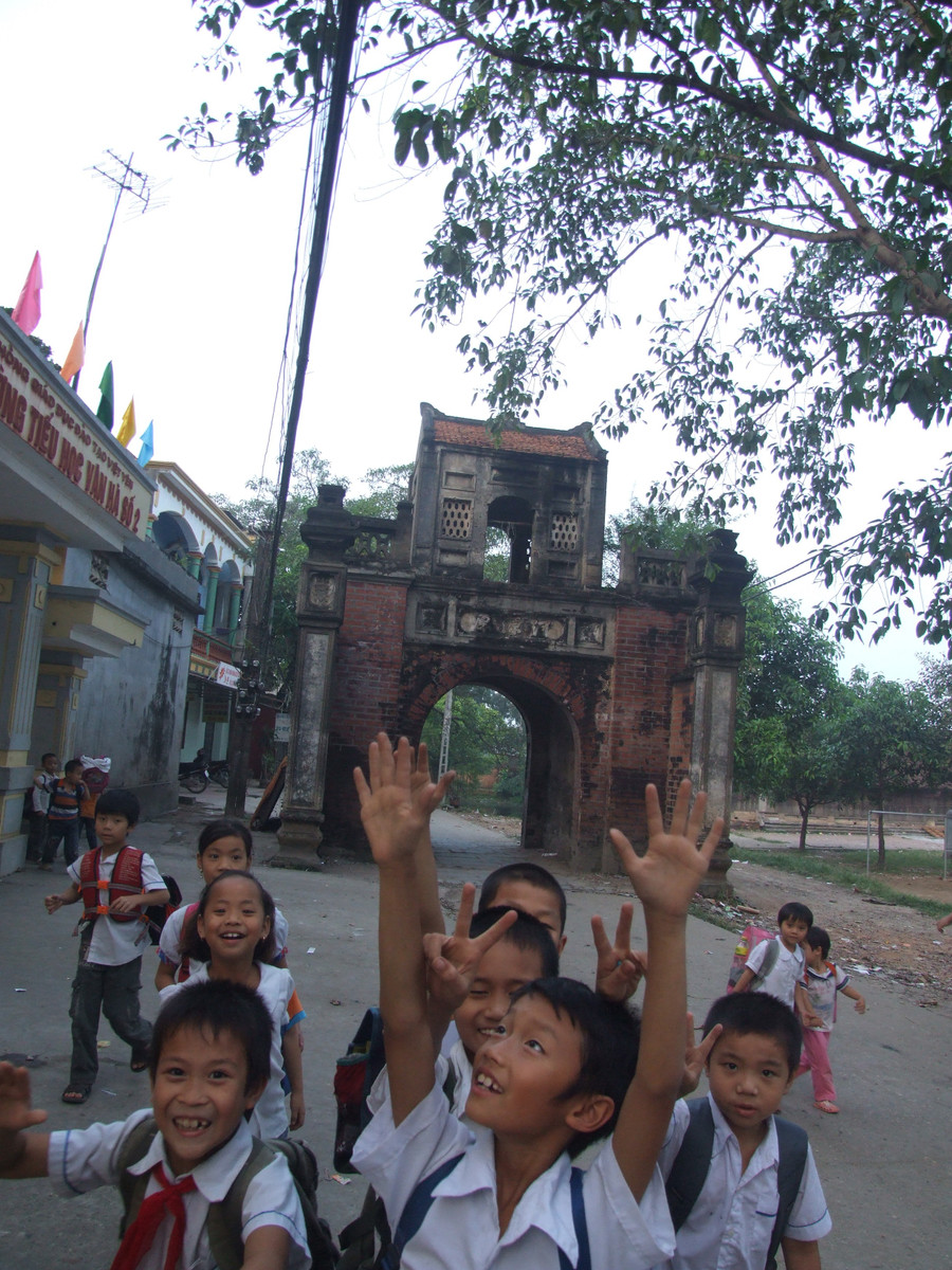 Các em HS Trường TH Vân Hà số 2 (xã Vân Hà, huyện Việt Yên) hồn nhiên bên di tích cổ