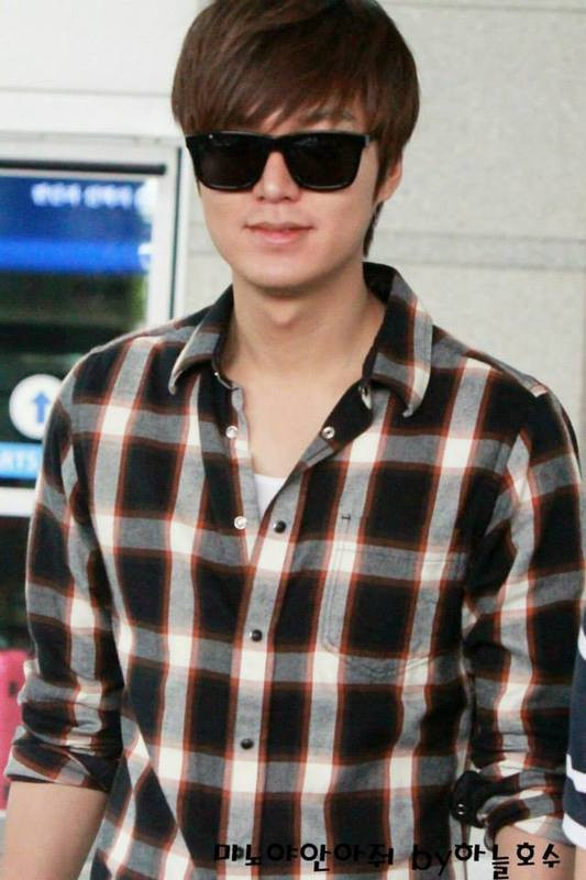 Lee Min Hoo bảnh bao, thư sinh với áo sơ mi Lee Min Hoo bảnh bao, thư sinh với áo sơ mi