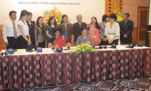 Bà Nguyễn Phương Nga Thứ trưởng bộ Ngoại giao - và bà Prahtiba Mehla - Điều phối viên thường trú của Liên hiệp quốc - Trưởng đại diện Chương trình Liên hợp quốc (UNDP) tại Việt Nam cùng ký kết Văn kiện hợp tác về nâng cao năng lực lãnh đạo của cán bộ nữ phục vụ triển khai hội nhập quốc tế giai đoạn 2013-2016