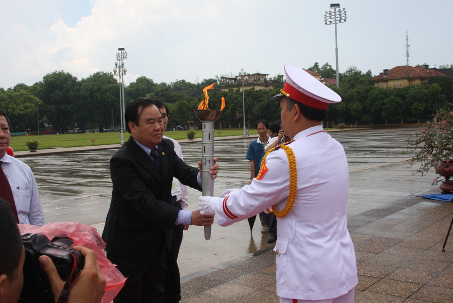Thứ trưởng Trần Quang Quý nhận lửa thiêng... Thứ trưởng Trần Quang Quý nhận lửa thiêng...