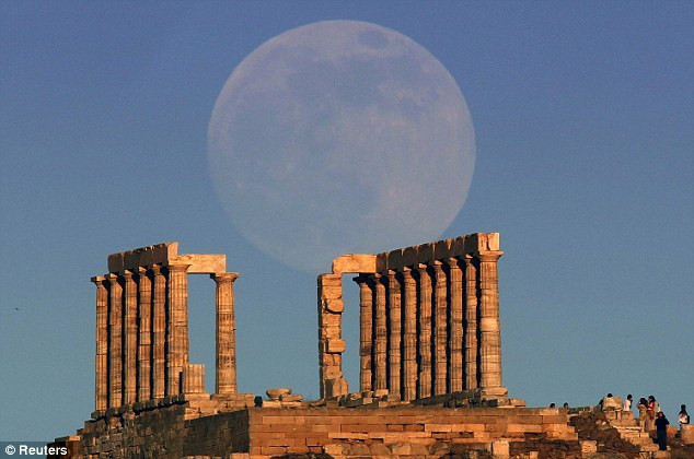 The moon rises over the temple of Poseidon, the ancient Greek god of the seas Read more: http://www.dailymail.co.uk/news/article-2346857/Supermoon-June-2013-Amazing-pictures-solar-systems-best-lunar-weekend.html#ixzz2X62wa3BT Follow us: @MailOnline on Twitter | DailyMail on Facebook