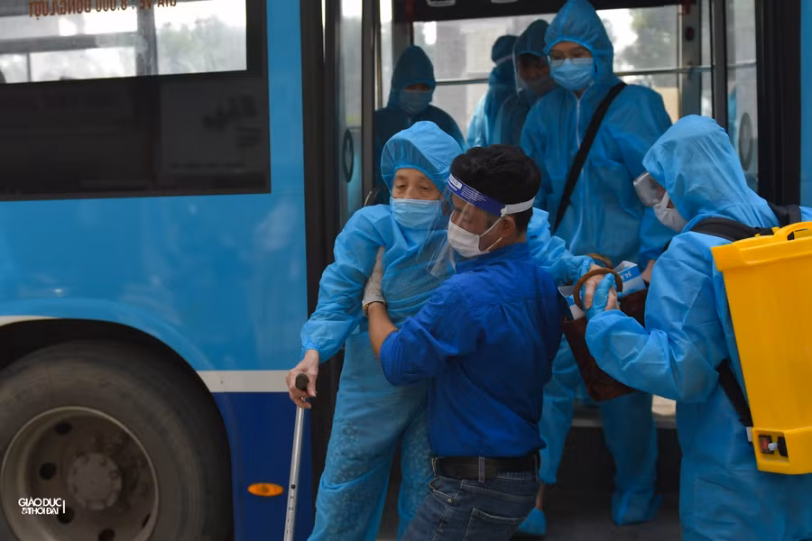 Hà Nội: Người dân Thanh Xuân Trung bóc niêm phong, mở cửa về nhà ảnh 4