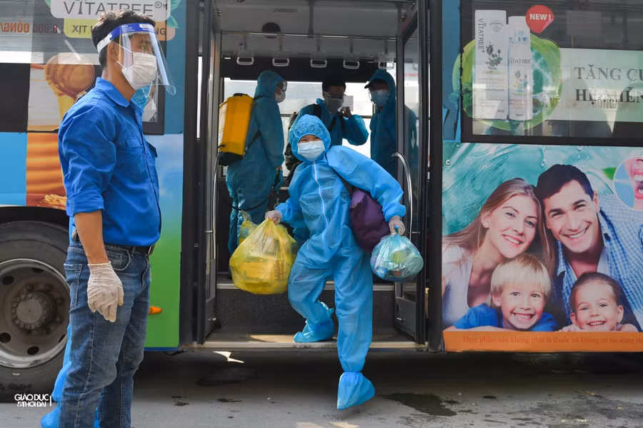 Được biết trước đó, lực lượng chức năng đã tiến hành phun khử khuẩn toàn bộ các con ngõ 328 và 330 Nguyễn Trãi (phường Thanh Xuân Trung, quận Thanh Xuân, TP. Hà Nội)