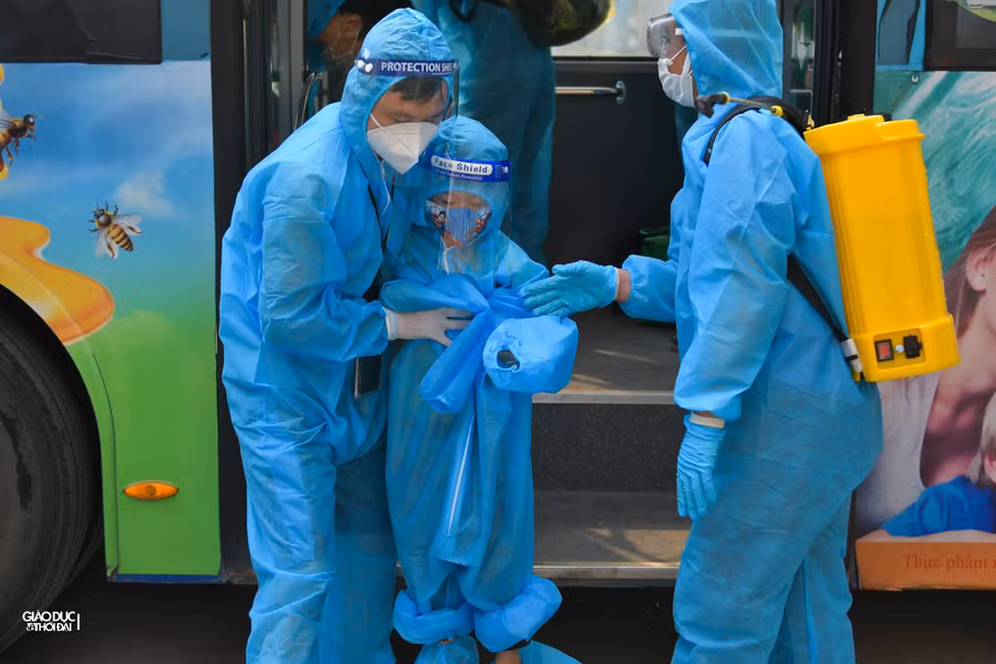 Rất nhiều các bạn nhỏ mặc chiếc áo bảo hộ rộng " thùng thình" được bố mẹ bế xuống xe để trở về nhà.