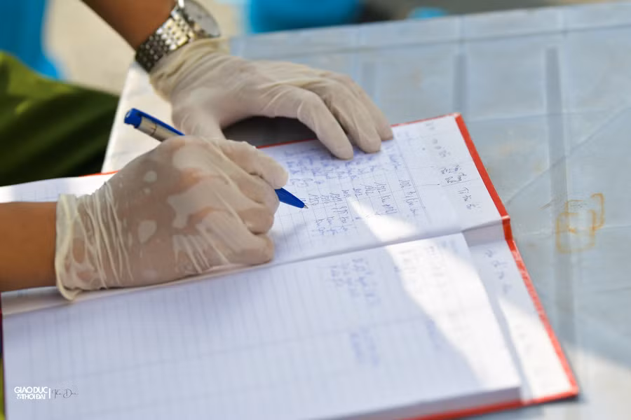 Phía bên ngoài, lực lượng chức năng vẫn tiến hành chốt khai báo để đảm bảo an toàn sau khi người dân đã trở về nhà.