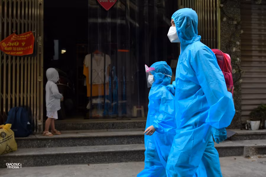 Đã khoảng 1 tháng nay mọi người mới được đi trong con ngõ thân thuộc để về nhà.